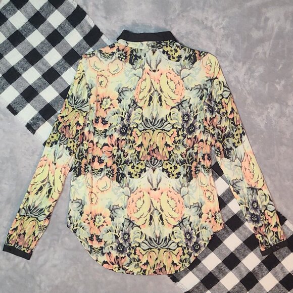 XS | Black Swan | Contrast Trim Floral Button-Up Blouse - Picture 3 of 5